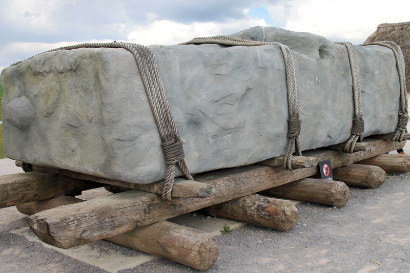 Przed centrum dla odwiedzających - czy tak dostarczano kamienie do Stonehenge?