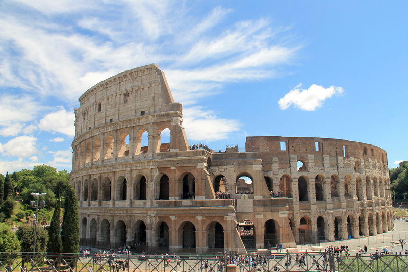 Widok na Koloseum z tyłów Świątyni Wenus i Romy