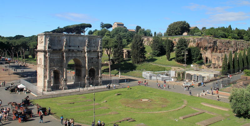 Widok z Koloseum w Rzymie na Łuk Konstantyna Wielkiego