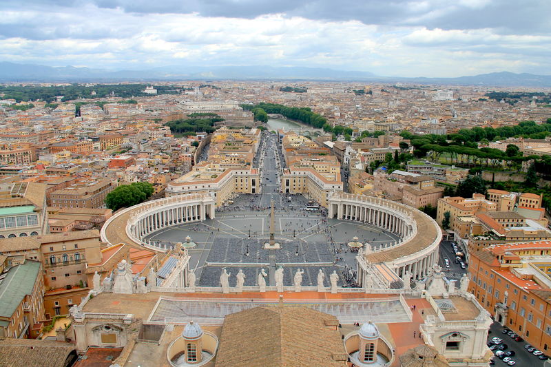 !Widok z kopuły Bazyliki na plac św. Piotra na Watykanie