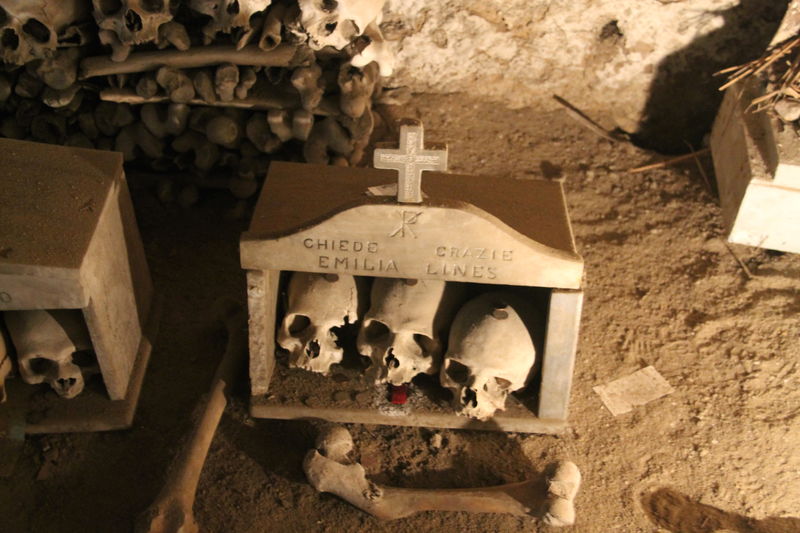 Mroczne atrakcje Neapolu -  cmentarz w jaskini w Neapolu - Cimitero delle Fontanelle