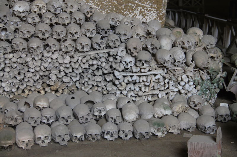Poukładane czaszki na cmentarzu Fontanelle w Neapolu