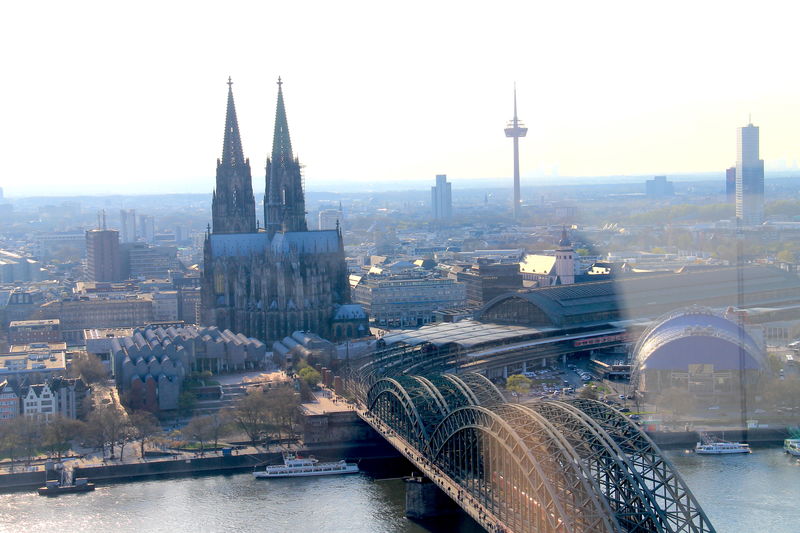 Widok na kolońskie stare miasto z tarasu widokowego w KölnTriangle