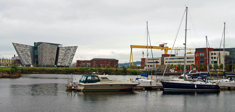 !Widok na Belfast i budynek muzeum Titanica