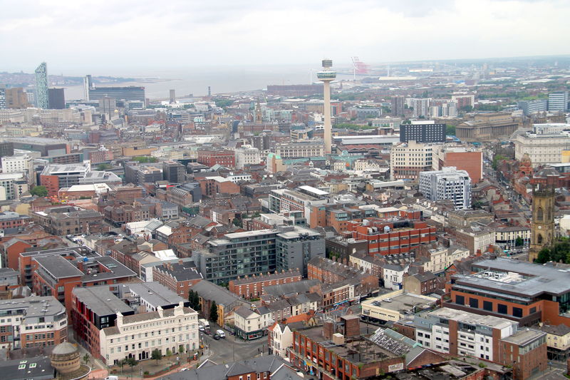 Widok z wieży katedry w Liverpoolu na miasto