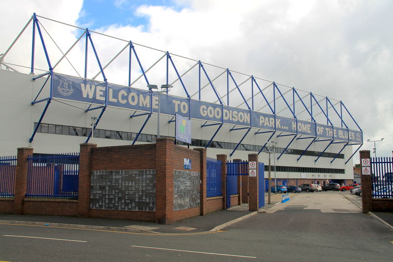 [przed stadionem Goodison Park - klubu Liverpool Everton FC]