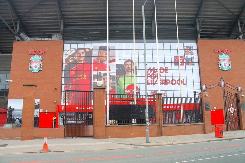 Zwiedzanie Liverpoolu - przed wejściem na stadion Anfield