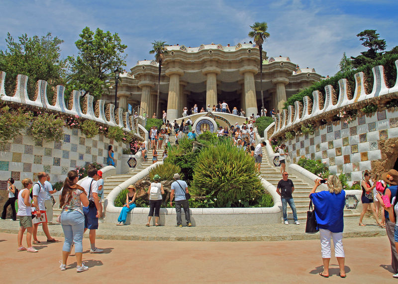 Widok na schody i główny taras zwieńczony mozaikową ławką w Park Güell w Barcelonie