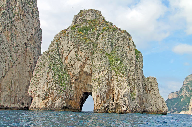 !Faraglioni - formacja skalna przy brzegu wyspy Capri