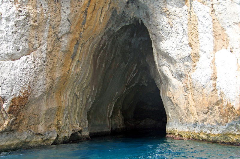 Jaskinia w skale wyspy Capri