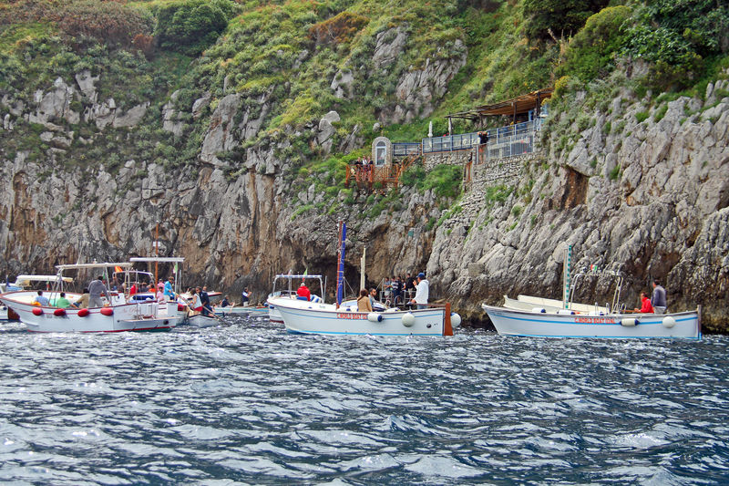 Przed wejściem do Lazurowej Groty - wyspa Capri