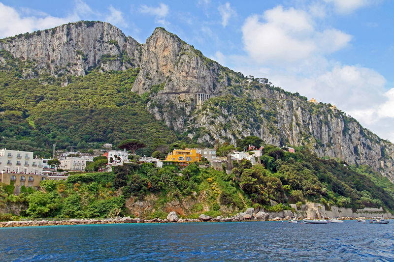 Widok na wyspę Capri - podczas rejsu dookoła