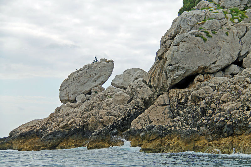 Rzeźba na skale - podczas wycieczki dookoła wyspy Capri