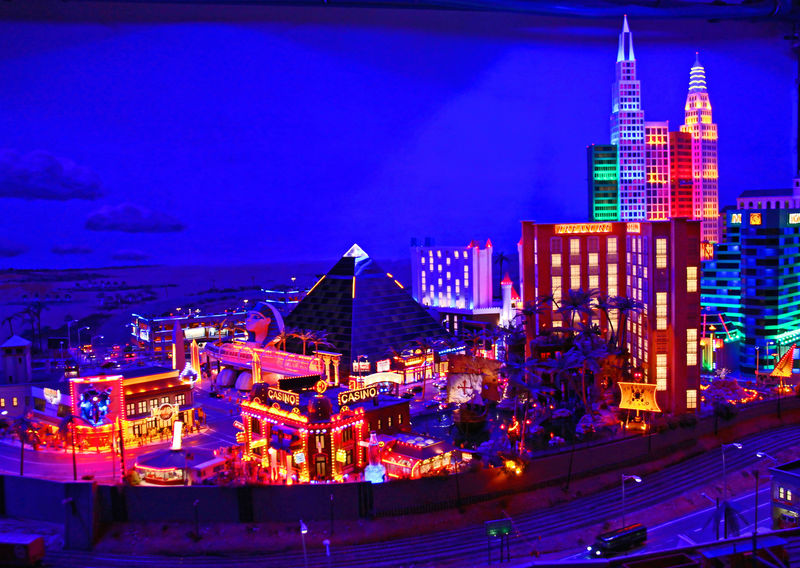 nocna scena w parku miniatur - Miniatur Wunderland Hamburg