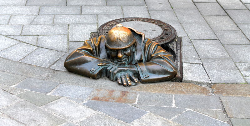 Čumil - rzeźba kanalarza wystającego z włazu w Bratysławie