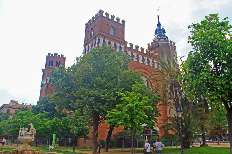 Zamek Trzech Smoków w parku Parc de la Ciutadella w barcelonie