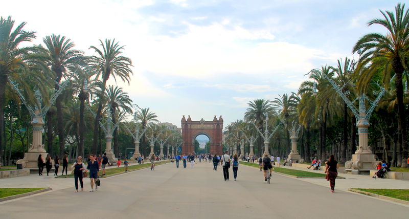 [Łuk Triumfalny na granicy parku Parc de la Ciutadella w Barcelonie]