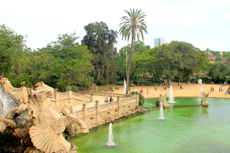 Widok zza kaskady - Font de la Cascada w Parc de la Ciutadella w Barcelonie