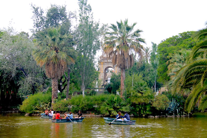 Pływanie po jeziorze w parku Parc de la Ciutadella w Barcelonie