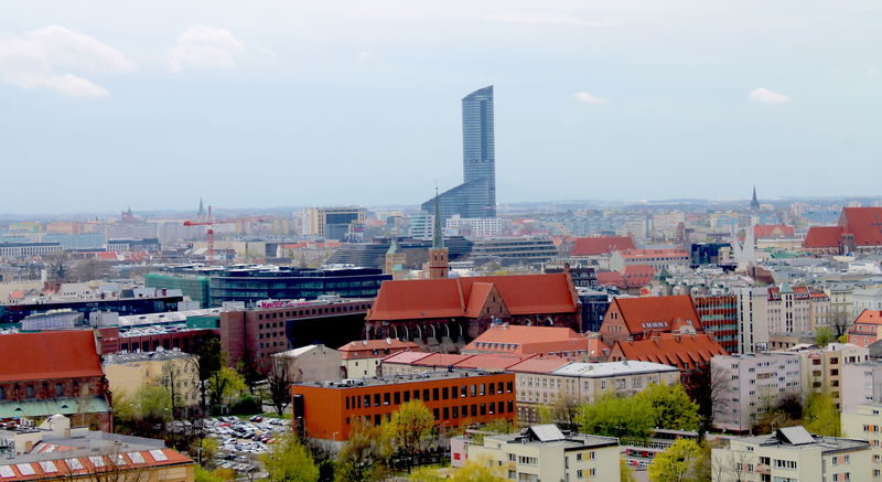 !Widok z wieży Archikatedry we Wrocławiu, w oddali Sky Tower