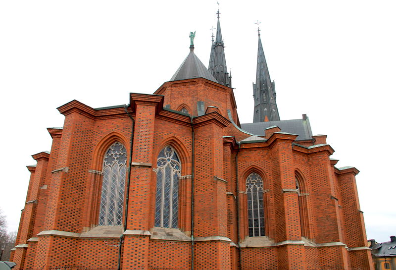 Widok z boku na Katedrę w Uppsali