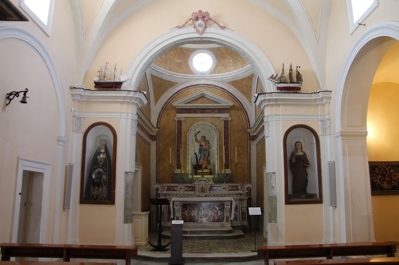 Wnętrze Chiesa del Soccorso - wyspa Ischia