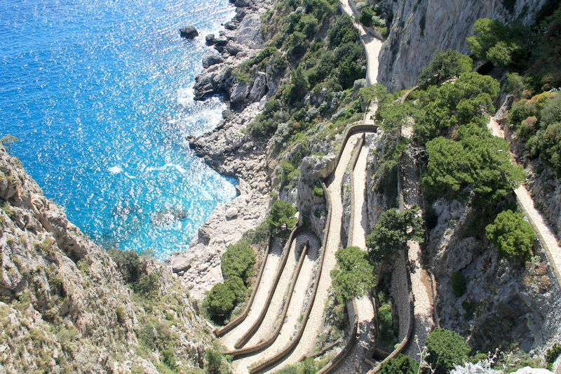 !Widok na historyczną, brukowaną drogę - Via Krupp z Ogrodów Augusta na wyspie Capri