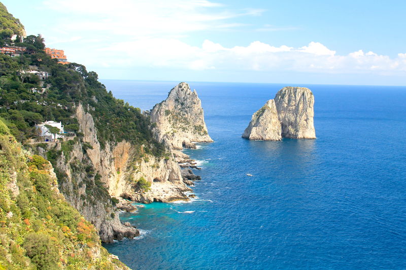 Widok na skały Faraglioni obok Wyspy Capri