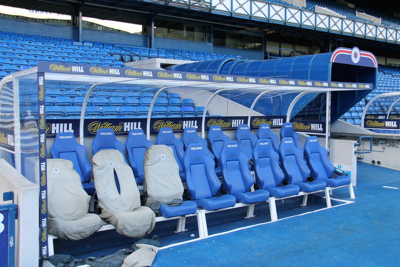Ławki rezerwowych na stadionie Glasgow Rangers