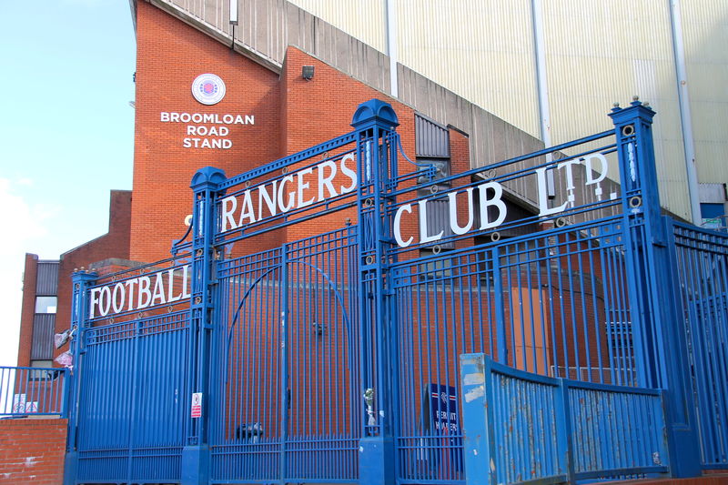 Zabytkowa brama oraz fasada stadionu Ibrox