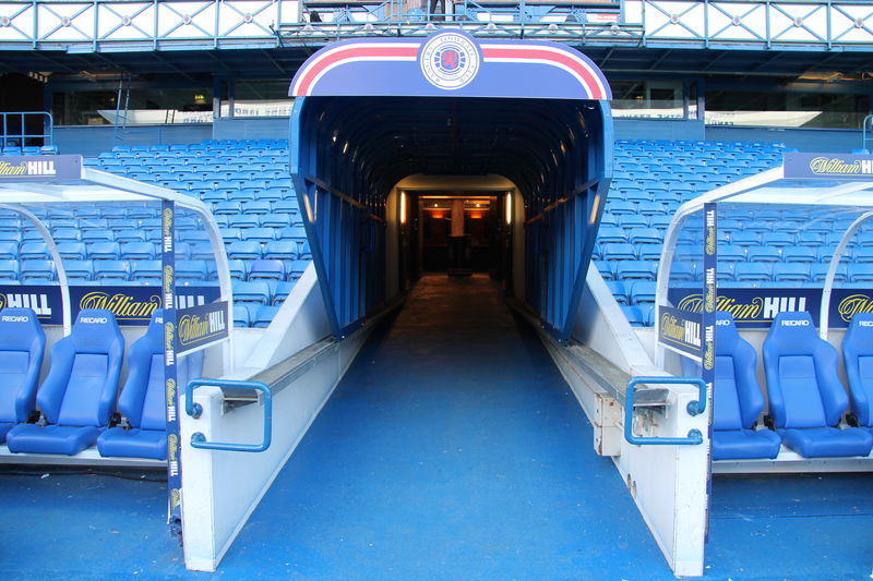 Tunel prowadzący na boisko na stadionie Glasgow Rangers