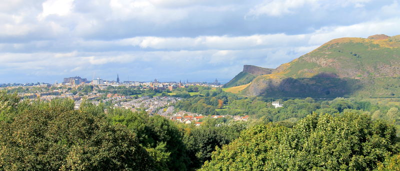 Widok z murów Zamku Craigmillar w Edynburgu