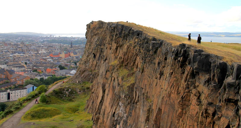 Widok na Edynburg i Górę Artura w Holyrood Park