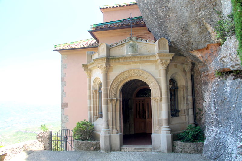Wejście do kaplicy Santa Cova
