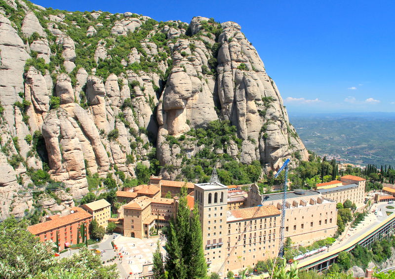 Montserrat - widok na kompleks opactwa na skalistym masywie