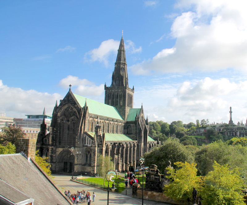 !Widok na Katedrę z muzeum religii w Glasgow