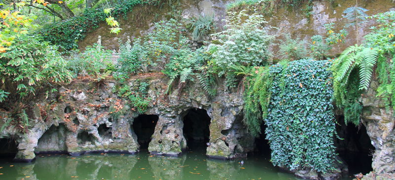 Jaskinie i oczka wodne w ogrodzie Quinta de Regaleira w Sintrze