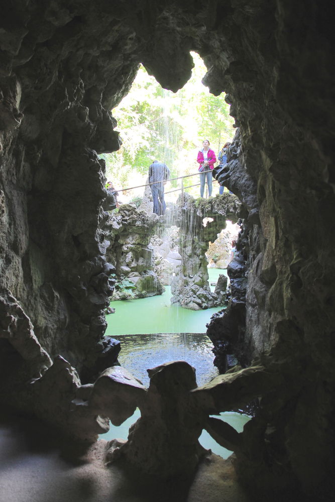 W jednej z jaskiń ogrodów Quinta da Regaleira w Sintrze