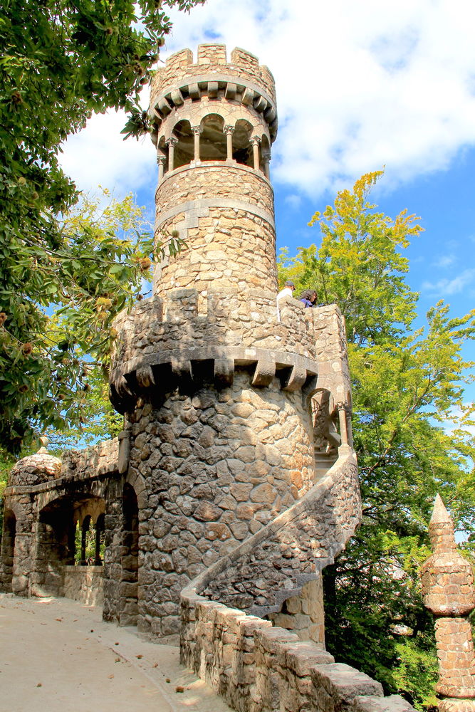 !Jedna z wieżyczek w ogrodzie Quinta da Regaleira w Sintrze