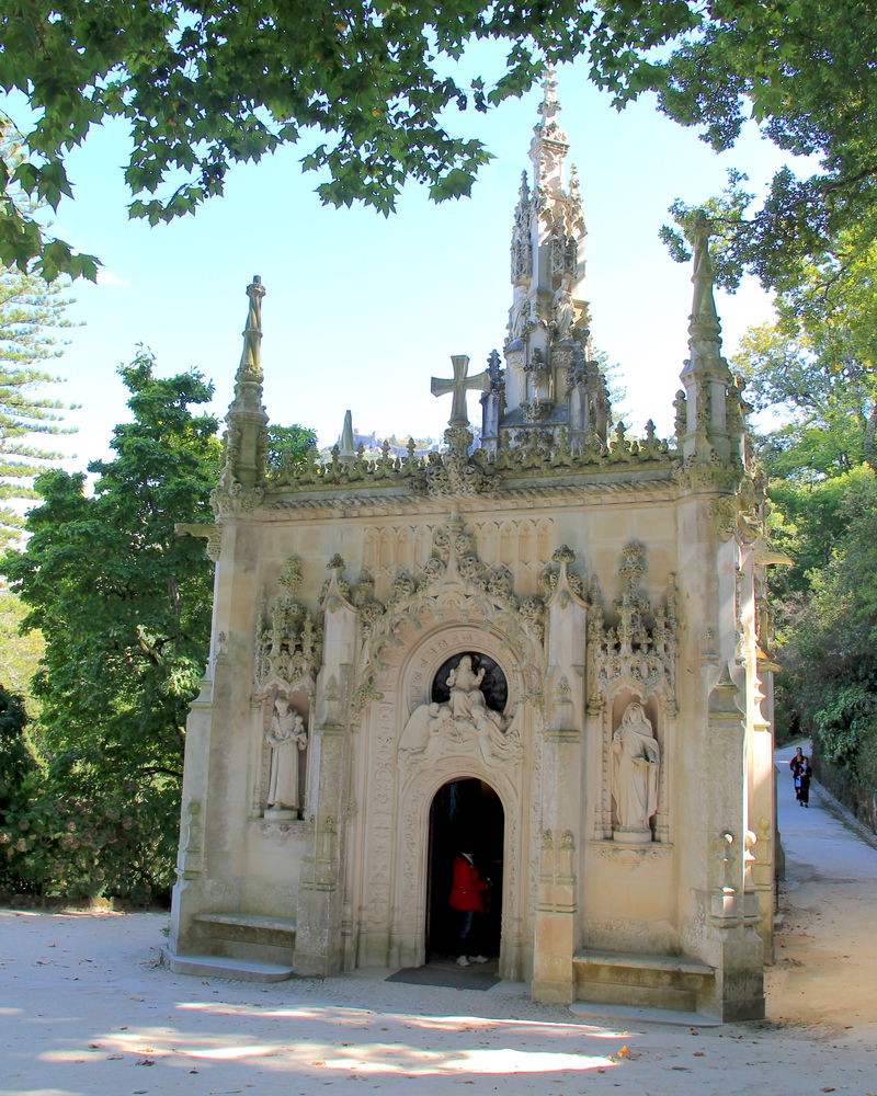 Kaplica w parku Quinta da Regaleira w Sintrze