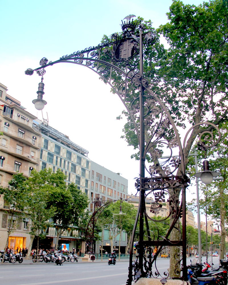 !Ozdobne lampy przy Passeig de Grácia w Barcelonie