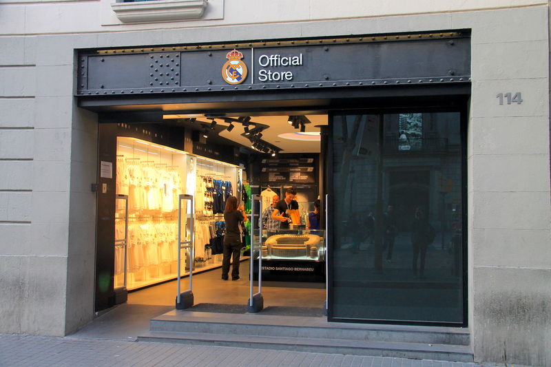 !Oficjalny sklep klubu Real Madryt przy La Rambla w Barcelonie
