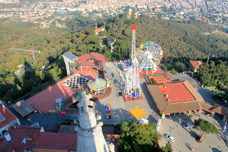 Widok na Tibidabo Amusement Park w Barcelonie z tarasu widokowego na wieży Kościoła Temple Tibidabo
