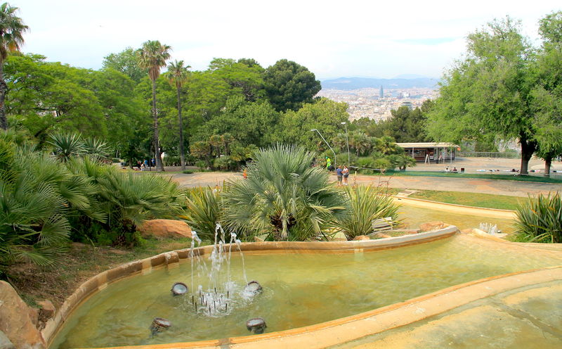 Spacer po Wzgórzu Montjuïc w Barcelonie - wśród zielonych alejek i kaskad wodnych