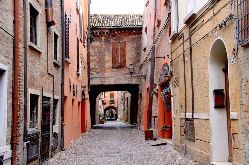 !Średniowieczna ulica kupców w Ferrarze - Via delle Volte
