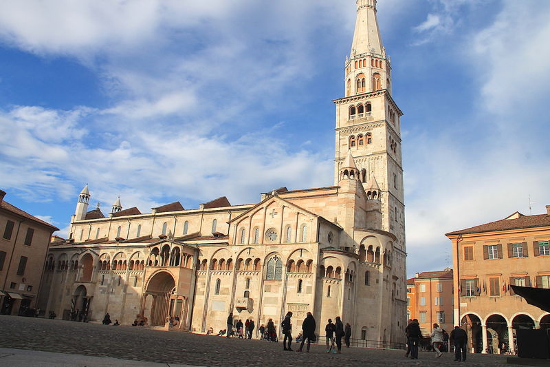 Katedra w Modenie z dzwonnicą w tle