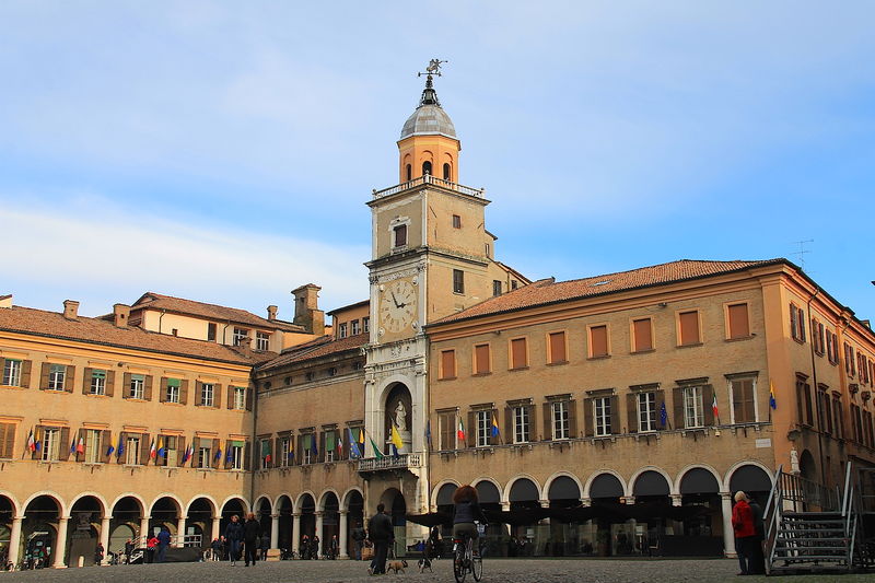Widok na Ratusz w Modenie - w jego prawym rogu ledwo widać posąg Bonissimy