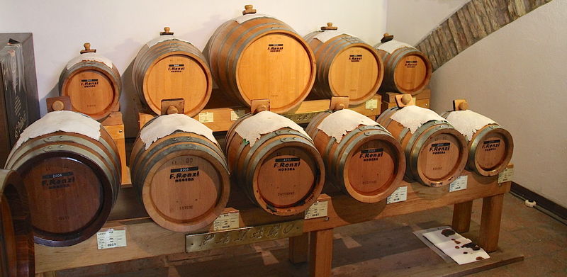 Produkcja octu balsamicznego na strychu w budynku Ratusza w Modenie