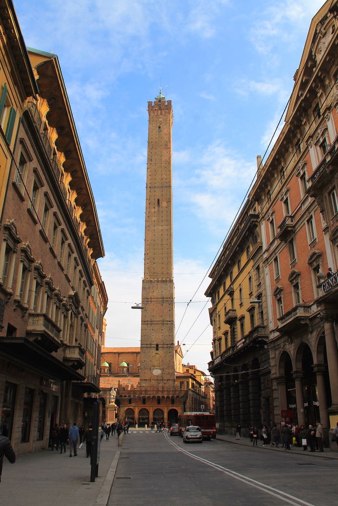 Widok na wieżę - Torre Asinelli w Bolonii