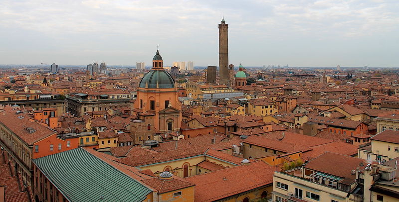 Widok na słynną wieżę Asinelli z tarasu na dachu Bazyliki św. Petroniusza w Bolonii